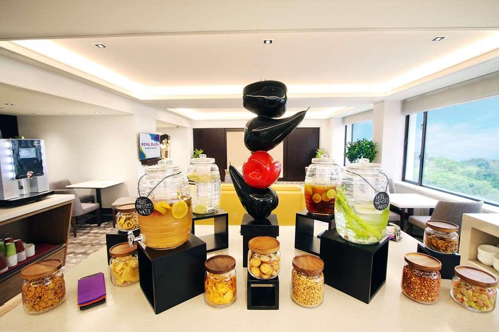 Royal Plaza On Scotts Singapura Restaurante foto The lounge at KLIA