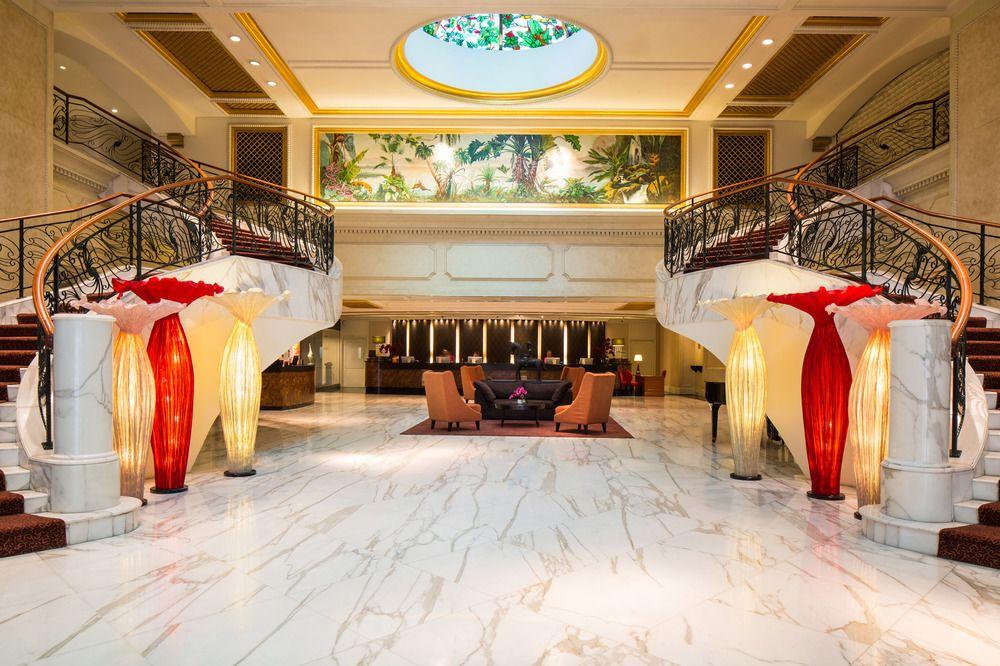Royal Plaza On Scotts Singapura Exterior foto The lobby of the hotel
