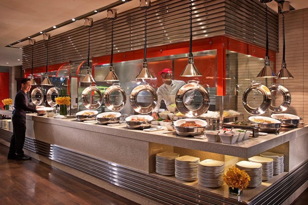 Royal Plaza On Scotts Singapura Exterior foto A buffet at a hotel