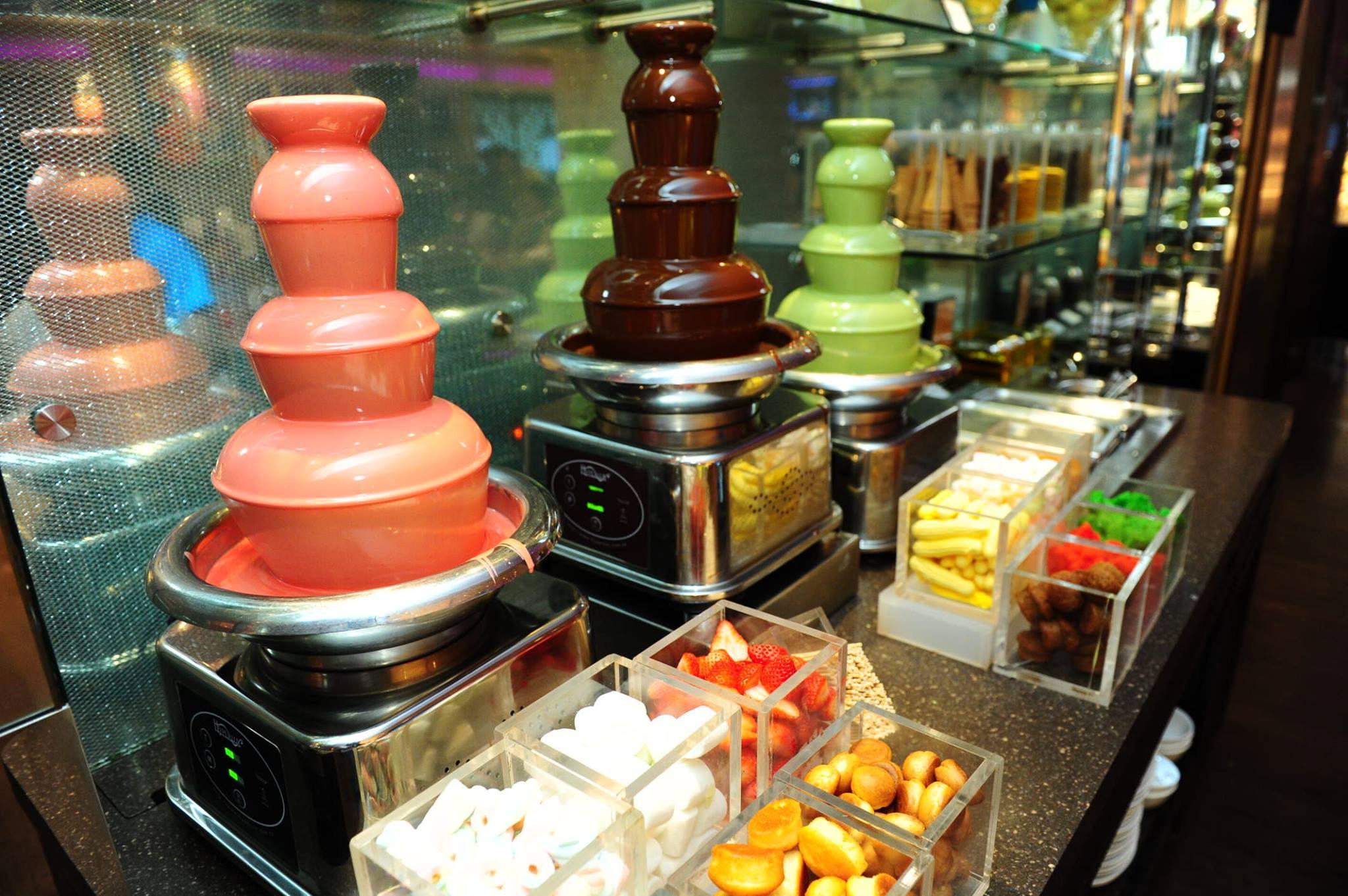 Royal Plaza On Scotts Singapura Exterior foto Chocolate fountain