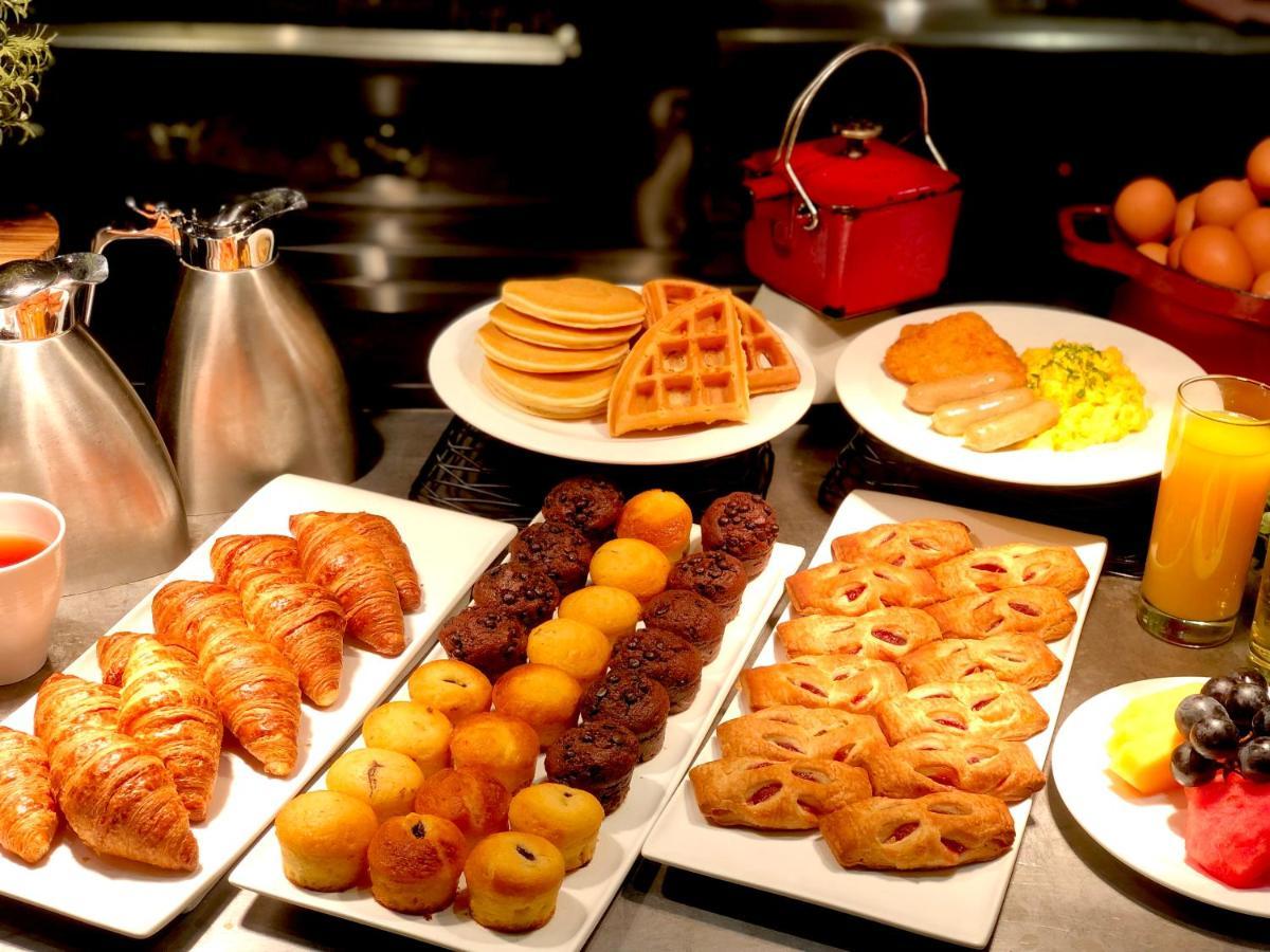 Royal Plaza On Scotts Singapura Exterior foto A breakfast buffet