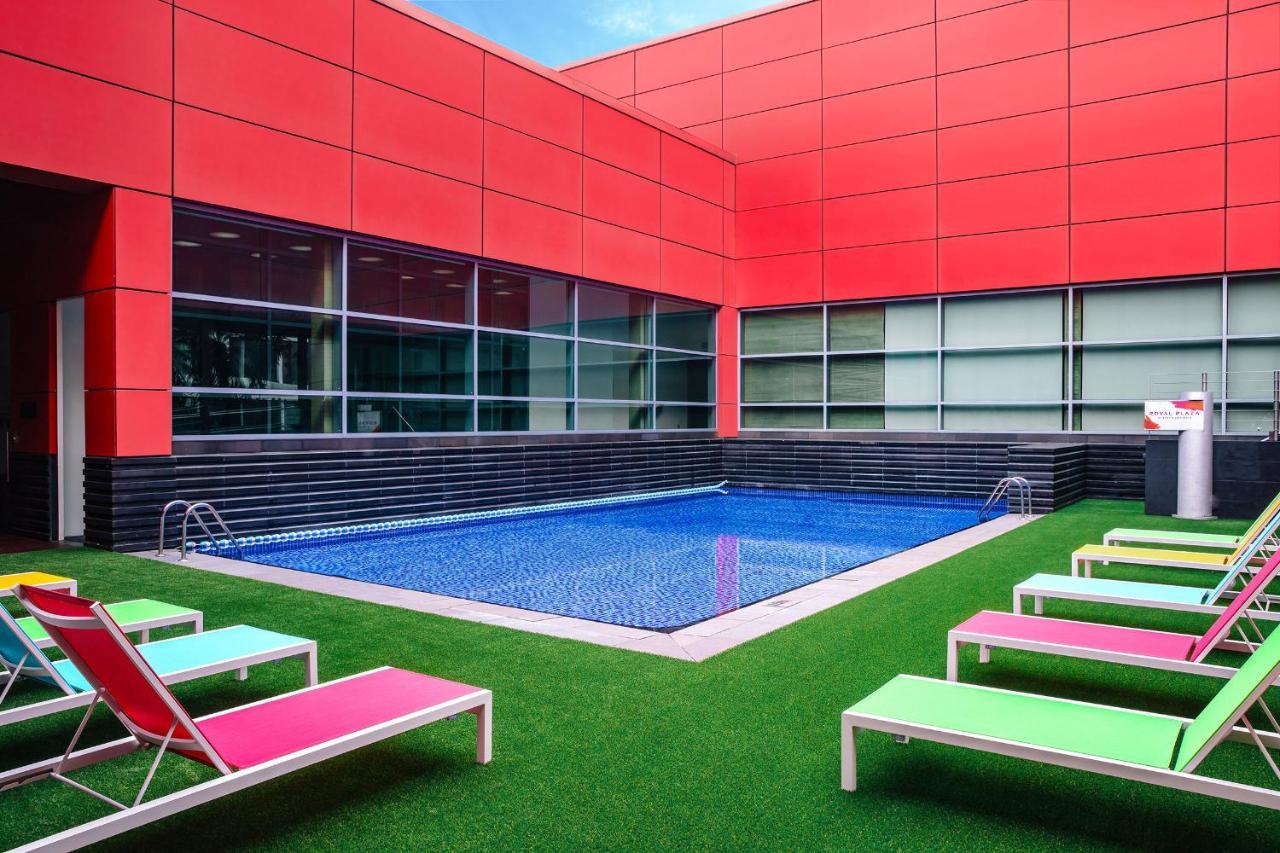 Royal Plaza On Scotts Singapura Exterior foto The pool at the hotel