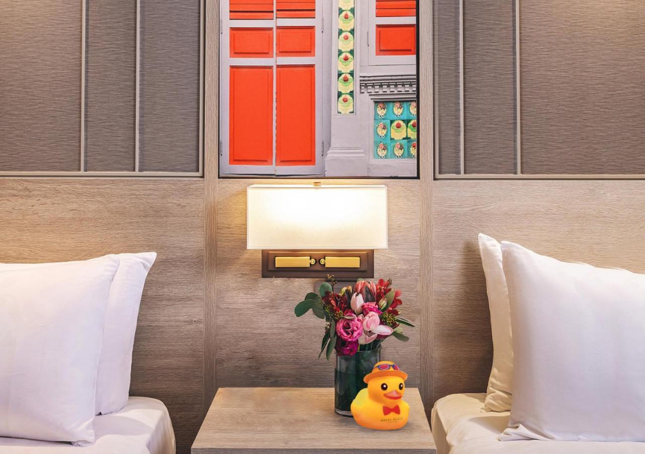 Royal Plaza On Scotts Singapura Exterior foto A rubber duck on a bedside table