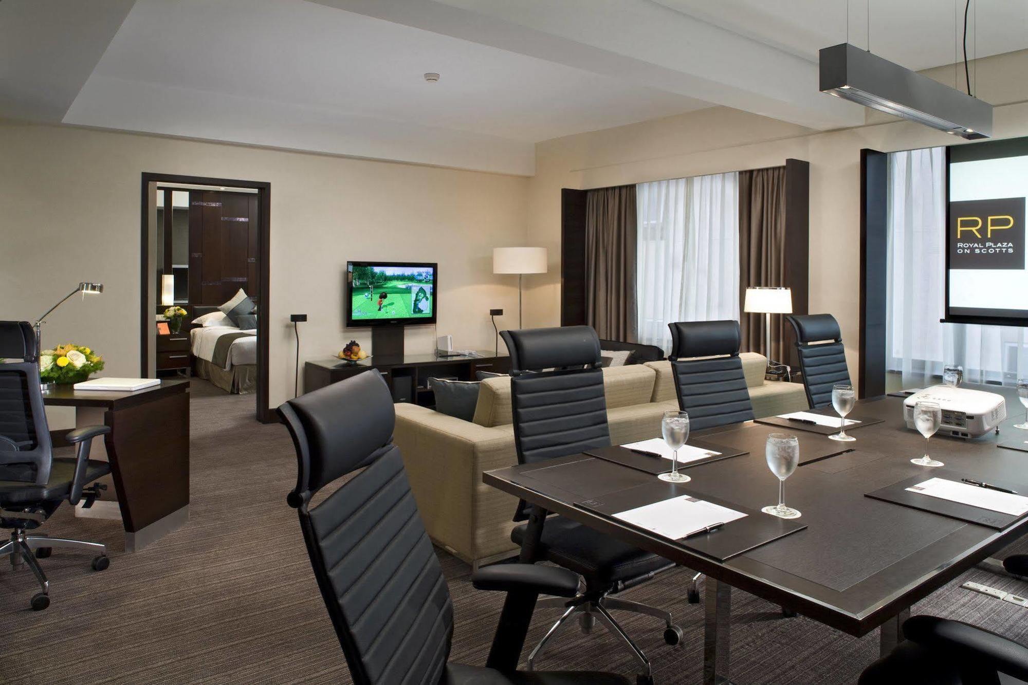 Royal Plaza On Scotts Singapura Quarto foto A boardroom at the Mandarin Oriental, Hong Kong