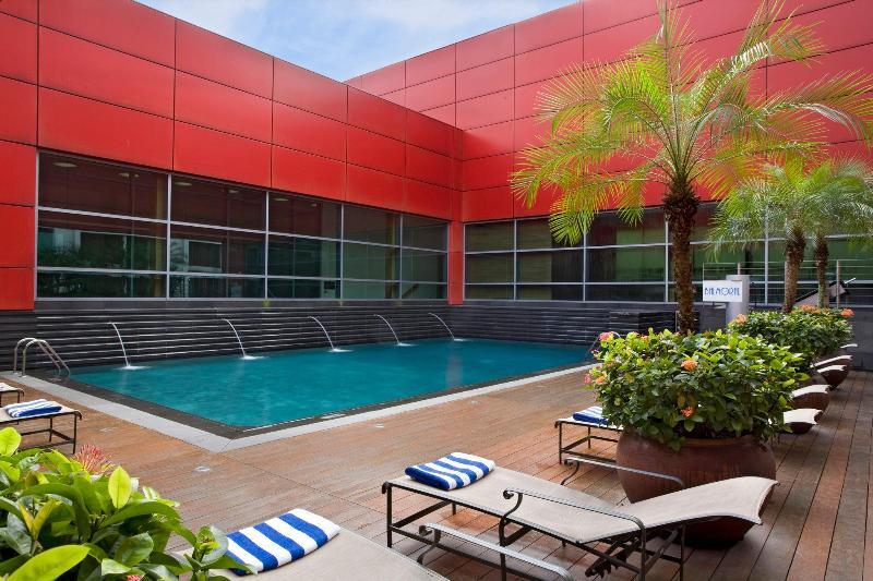 Royal Plaza On Scotts Singapura Exterior foto The pool at the hotel
